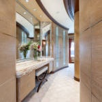 QUEEN-MAVIA_18_SW_Master-bathroom_Queen-Mavia-122_LR-YagnnyLj