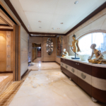 QUEEN-MAVIA_25_SW_Main-deck-foyer_Queen-Mavia-39_LR-Otfr6eTE