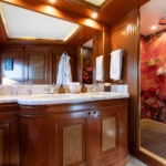 ULYSSES_10_Master-Bathroom_Ulysses-116_HR-Copy-zTheo81W