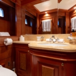 ULYSSES_19_Twin-Bathroom_Ulysses-16_HR-DVJWWrg6